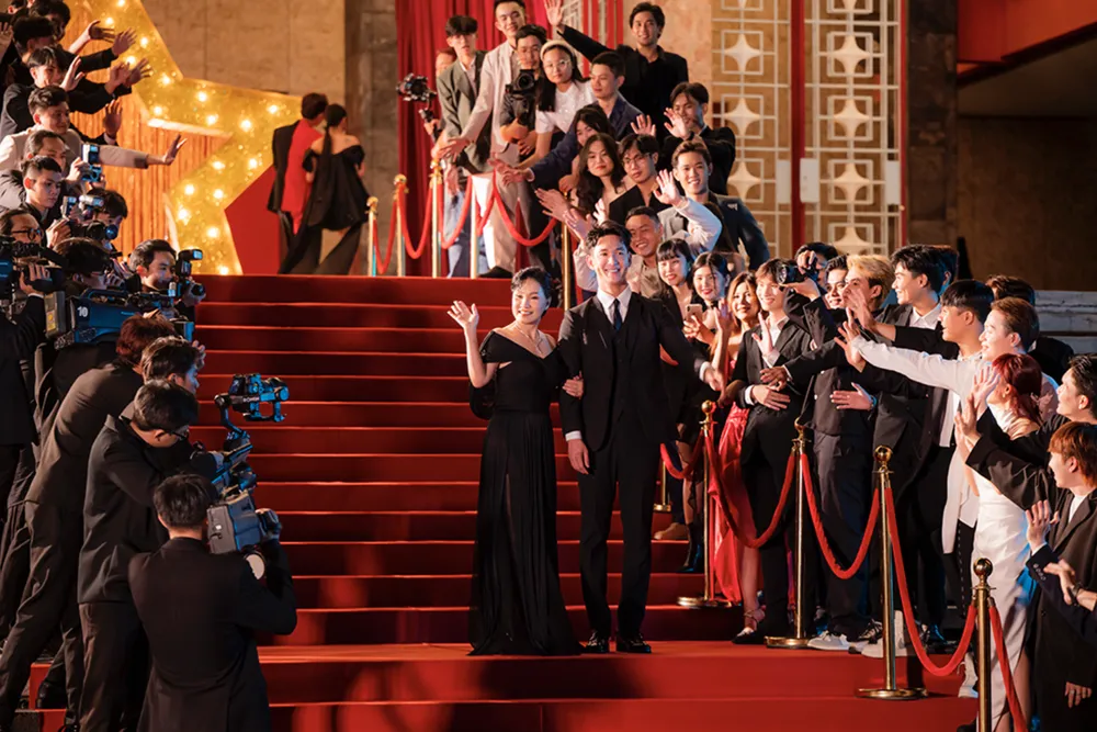 Hình ảnh rực rỡ trên thảm đỏ của Hồng Đào trong MV Hình ảnh rực rỡ trên thảm đỏ của Hồng Đào trong MV