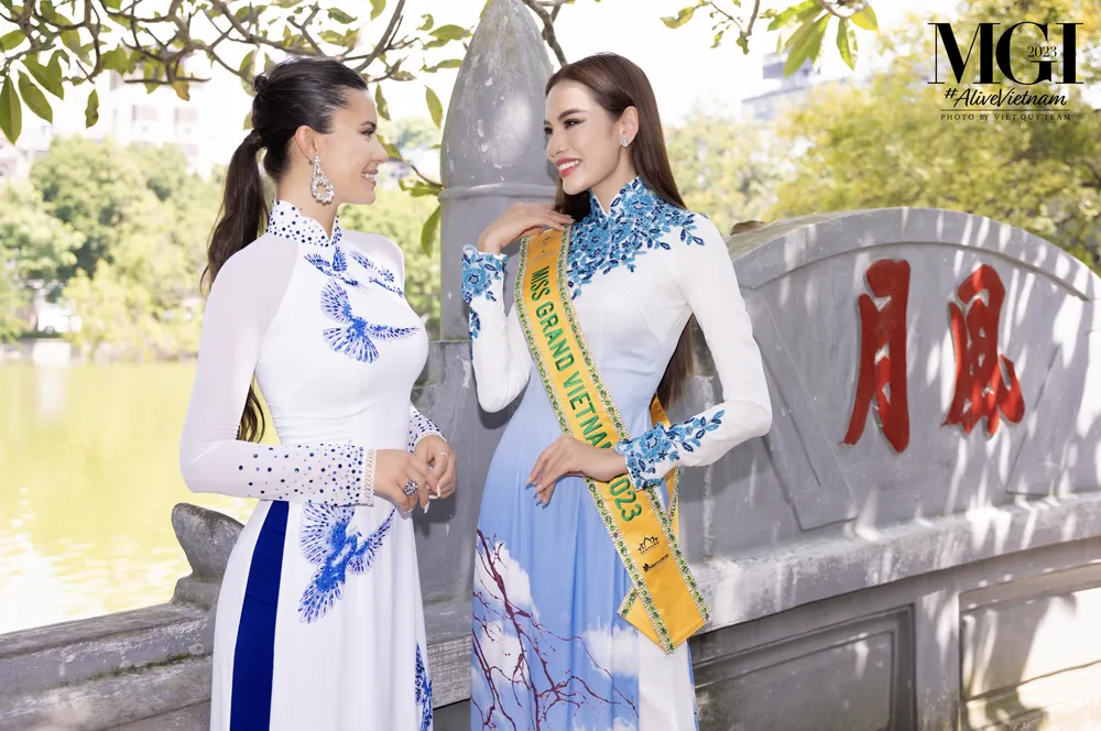 Hoa hậu Hoàng Phương (bên phải) và thí sinh quốc tế Hoa hậu Hoàng Phương (bên phải) và thí sinh quốc tế