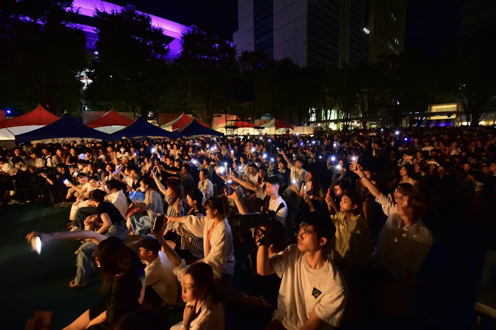 Đông đảo khán giả đến thưởng thức chương trình