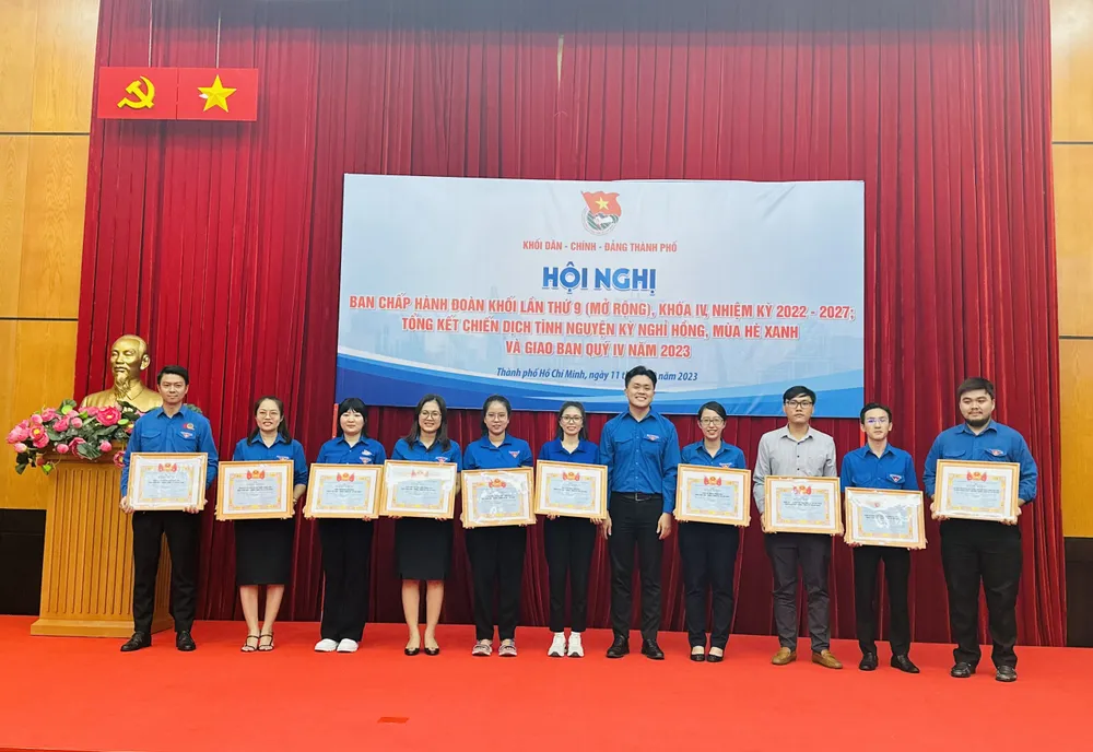 Ban Thường vụ Đoàn Khối trao tặng Bằng khen Thành Đoàn cho các tập thể có thành tích xuất sắc trong Chiến dịch tình nguyện Kỳ nghỉ hồng, Mùa hè xanh năm 2023 Ban Thường vụ Đoàn Khối trao tặng Bằng khen Thành Đoàn cho các tập thể có thành tích xuất sắc trong Chiến dịch tình nguyện Kỳ nghỉ hồng, Mùa hè xanh năm 2023