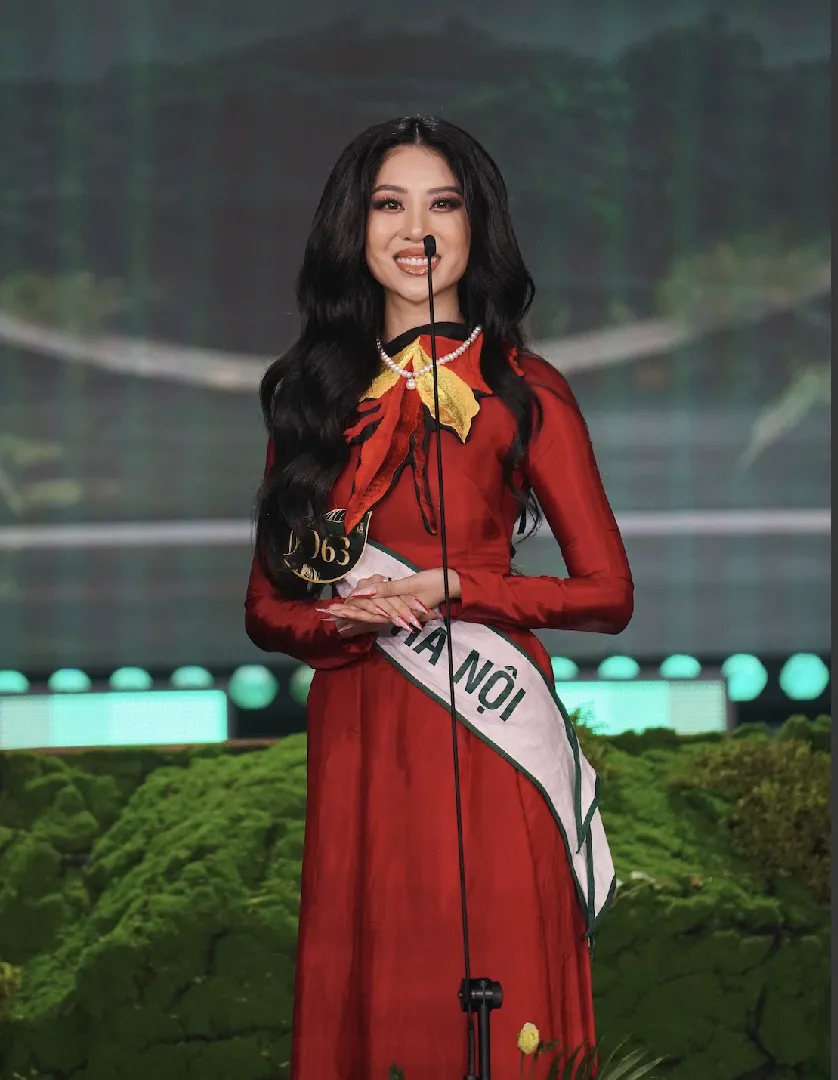 Hoa hậu Lan Anh trong trang phục áo dài