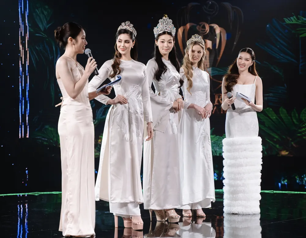 Hoa hậu Trái Đất 2022 Mina Sue Choi cùng Miss Earth Fire 2022 Andrea Aguilera, Miss Earth Air 2022 Sheridan Mortlock giao lưu với khán giả Việt Nam