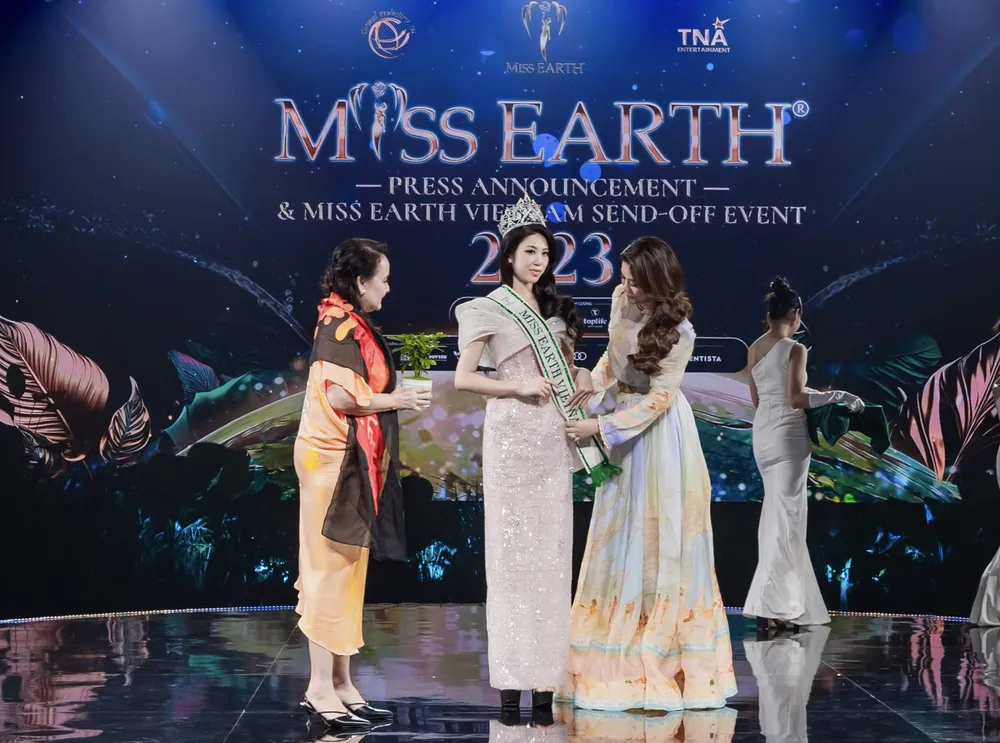 Ban Tổ chức Miss Earth 2023 trao sash cho Hoa hậu Lan Anh