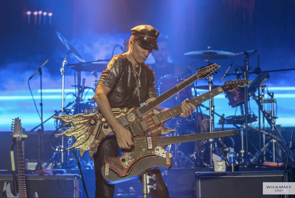 Sự xuất hiện của cây guitar được mệnh danh là “Quái thú 3 đầu” khiến khán giả phấn khích