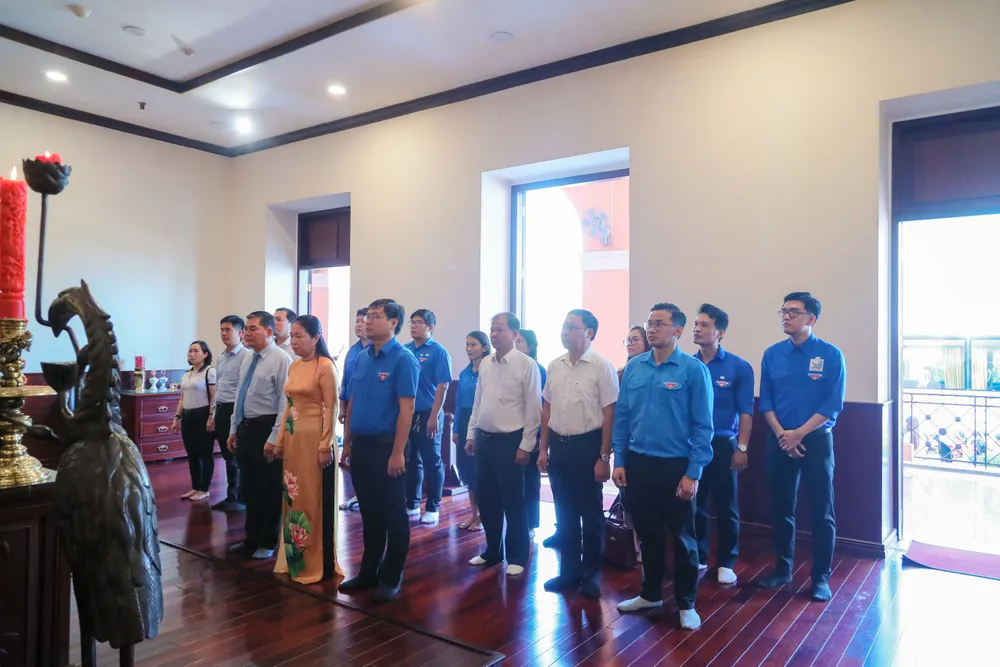 Dâng hoa, dâng hương tưởng nhớ Chủ tịch Hồ Chí Minh và Chủ tịch Tôn Đức Thắng