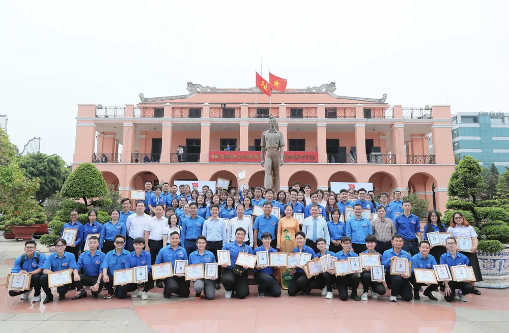 Tuyên dương 90 thanh niên, nhà giáo, sinh viên tiêu biểu Khối Các cơ quan Trung ương tại TPHCM năm 2023 ảnh 1