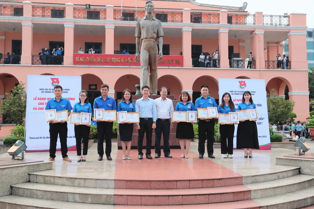 Biểu dương và khen thưởng cho các gương cá nhân điển hình đạt thành tích xuất sắc trong lao động, học tập và công tác Đoàn - Hội