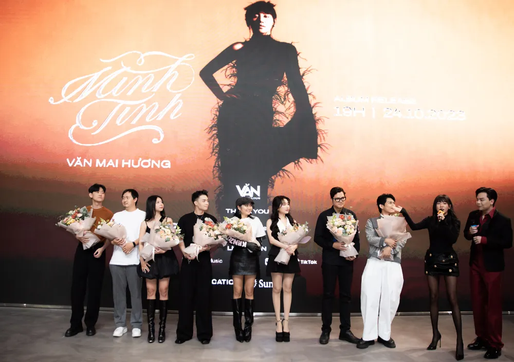 Buổi ra mắt album mới của Văn Mai Hương Buổi ra mắt album mới của Văn Mai Hương