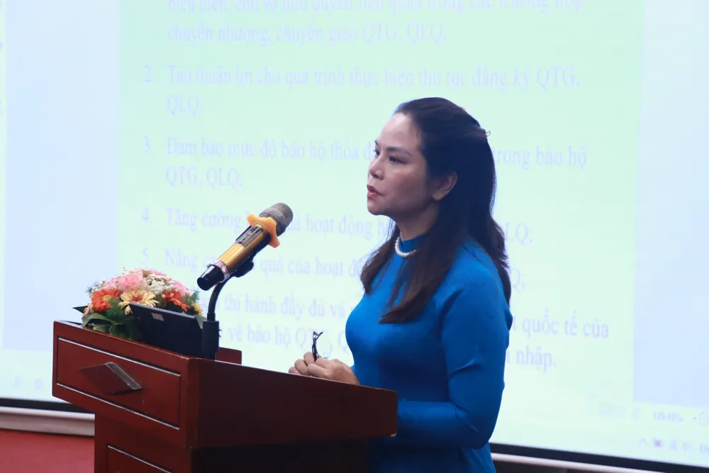 Bà Trần Thị Kim Oanh, Phó Cục trưởng Cục Bản quyền Tác giả phát biểu tại hội thảo Bà Trần Thị Kim Oanh, Phó Cục trưởng Cục Bản quyền Tác giả phát biểu tại hội thảo