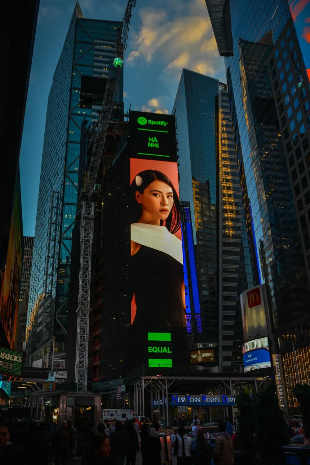 Hà Nhi xuất hiện trên Quảng Trường Thời Đại (Time Square ) - New York City vào ngày 20-10