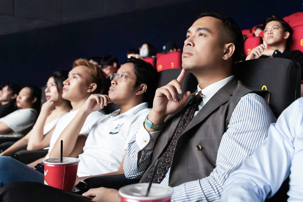 Các nghệ sĩ chăm chú, xúc động khi xem MV của Quốc Thiên Các nghệ sĩ chăm chú, xúc động khi xem MV của Quốc Thiên