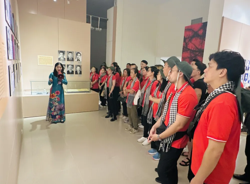 Đoàn tham quan Bảo tàng Côn Đảo