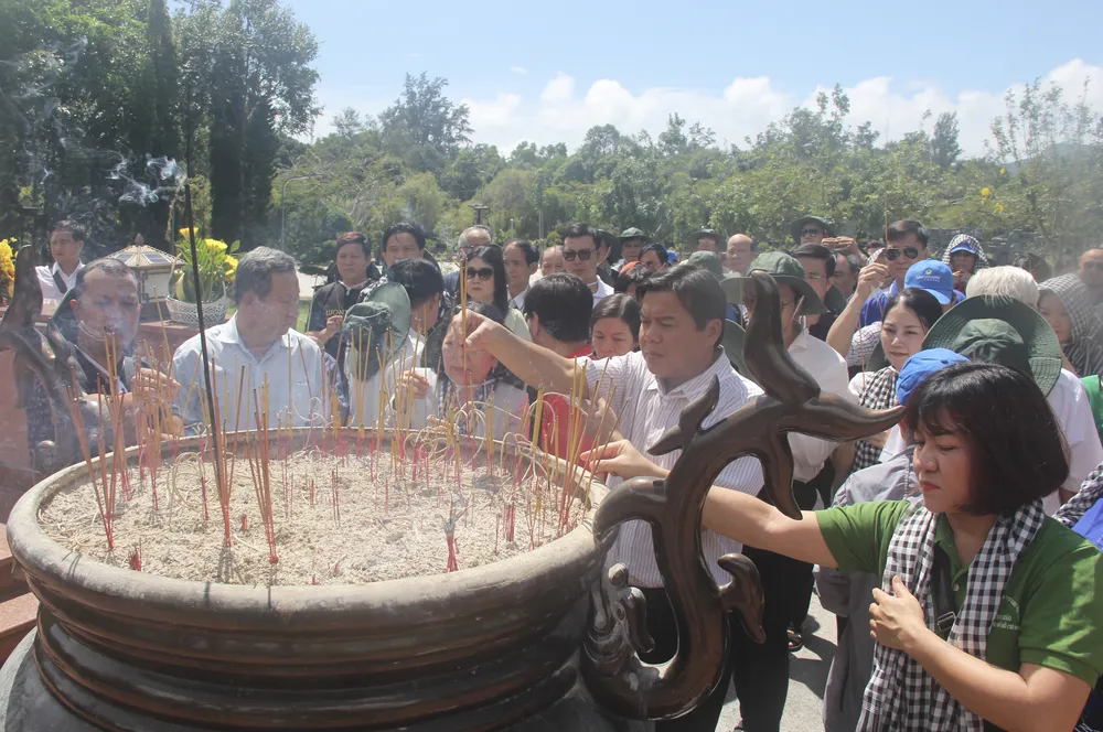 Đoàn dâng hương tại Nghĩa trang Liệt sĩ Hàng Dương