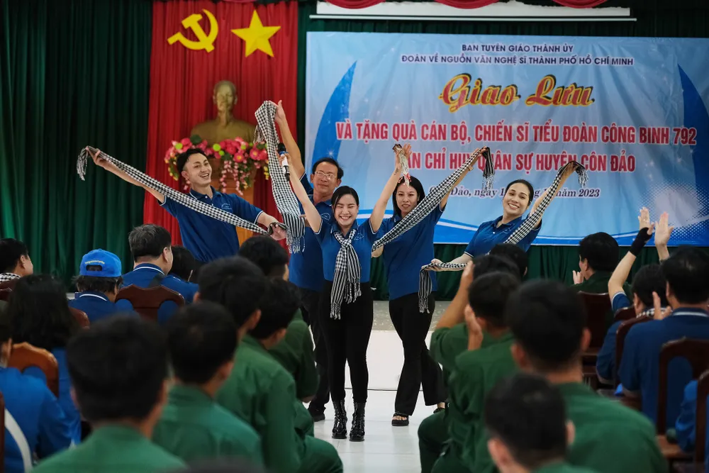 Ca sĩ Kim Liên và "nhóm múa" đặc biệt. Ảnh: NGUYỄN HIỀN Ca sĩ Kim Liên và "nhóm múa" đặc biệt. Ảnh: NGUYỄN HIỀN