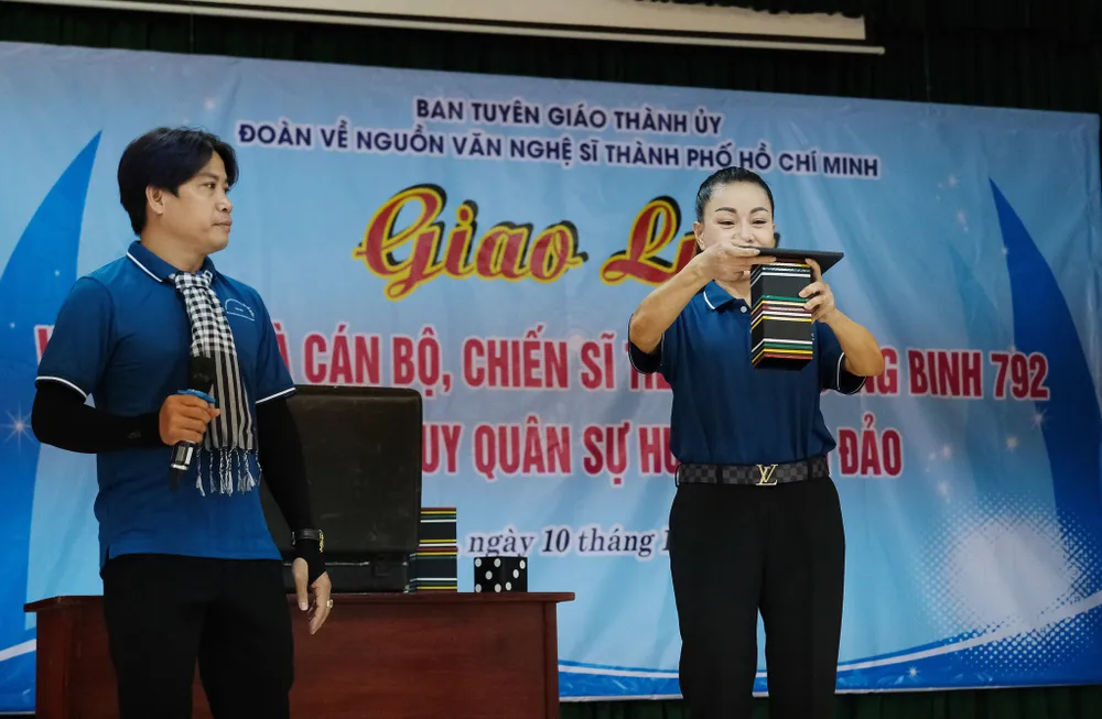 NSƯT Ánh Tuyết và diễn viên xiếc Lai Lí Lắc. Ảnh: NGUYỄN HIỀN NSƯT Ánh Tuyết và diễn viên xiếc Lai Lí Lắc. Ảnh: NGUYỄN HIỀN