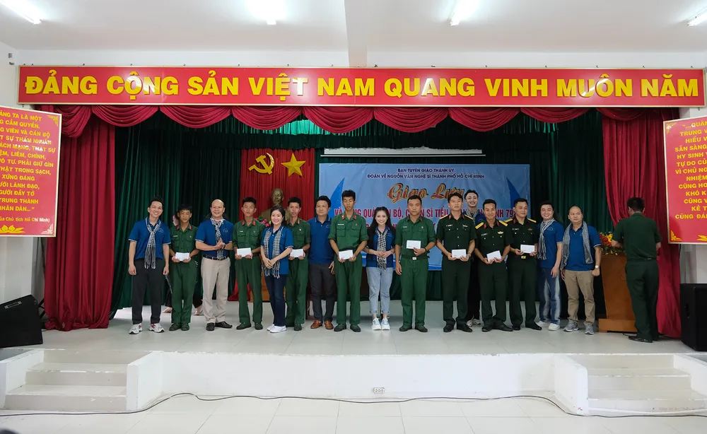 Đoàn tặng quà các bộ, chiến sĩ Tiểu đoàn Công binh 792, Ban Chỉ huy quân sự huyện Côn Đảo. Ảnh: NGUYỄN HIỀN Đoàn tặng quà các bộ, chiến sĩ Tiểu đoàn Công binh 792, Ban Chỉ huy quân sự huyện Côn Đảo. Ảnh: NGUYỄN HIỀN