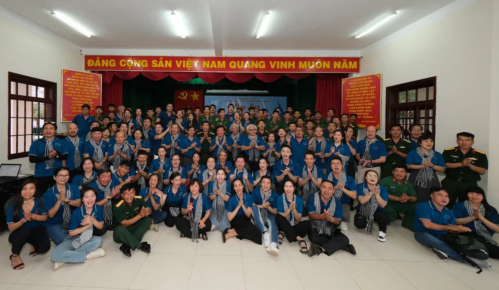 Đoàn văn nghệ sĩ TPHCM giao lưu, biểu diễn nghệ thuật tại Côn Đảo ảnh 1 Đoàn văn nghệ sĩ TPHCM giao lưu, biểu diễn nghệ thuật tại Côn Đảo ảnh 1