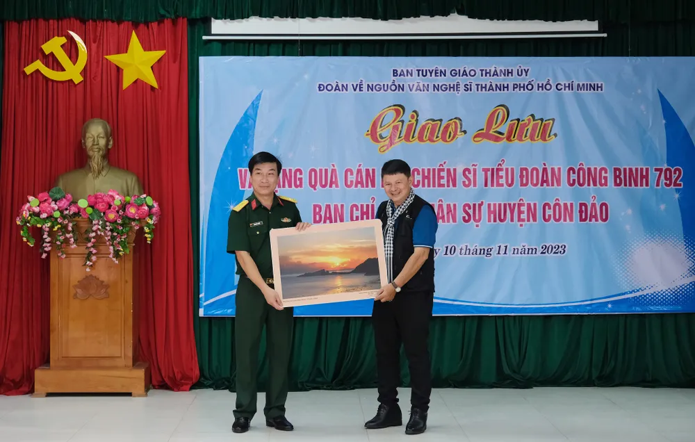 Đại tá - NSNA Đoàn Hoài Trung, Chủ tịch Hội Nhiếp ảnh TPHCM trao tặng bức ảnh "Phượng hoàng đem ngọc về Côn Đảo" đến Ban Chỉ huy quân sự huyện Côn Đảo, Ban Tuyên giáo Huyện ủy Côn Đảo. Ảnh: NGUYỄN HIỀN Đại tá - NSNA Đoàn Hoài Trung, Chủ tịch Hội Nhiếp ảnh TPHCM trao tặng bức ảnh "Phượng hoàng đem ngọc về Côn Đảo" đến Ban Chỉ huy quân sự huyện Côn Đảo, Ban Tuyên giáo Huyện ủy Côn Đảo. Ảnh: NGUYỄN HIỀN
