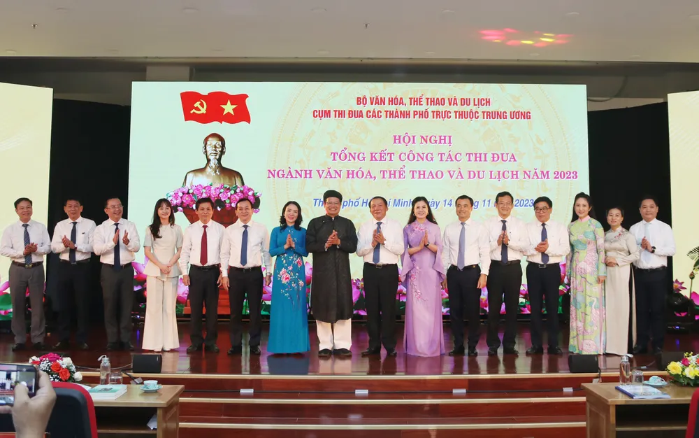 Lãnh đạo Bộ VH-TT-DL, lãnh đạo UBND TPHCM chúc mừng Cụm thi đua các thành phố trực thuộc Trung ương hoàn thành nhiệm vụ năm 2023 Lãnh đạo Bộ VH-TT-DL, lãnh đạo UBND TPHCM chúc mừng Cụm thi đua các thành phố trực thuộc Trung ương hoàn thành nhiệm vụ năm 2023