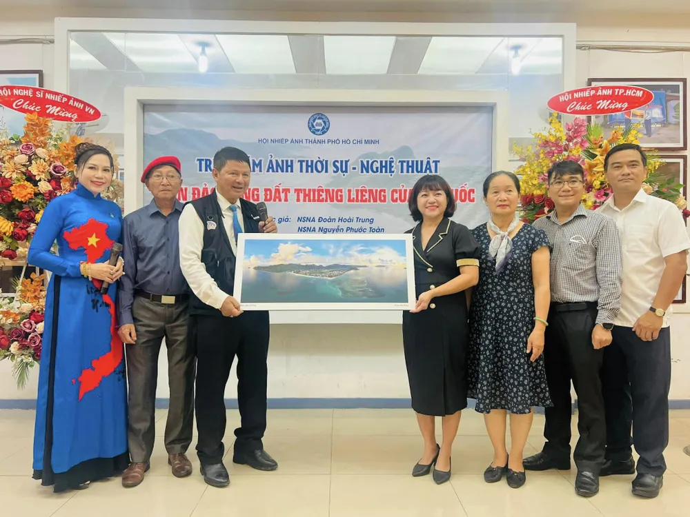 Các NSNA trao tặng Ban Tuyên giáo Thành ủy TPHCM bức ảnh Toàn cảnh Côn Đảo ngày mới Các NSNA trao tặng Ban Tuyên giáo Thành ủy TPHCM bức ảnh Toàn cảnh Côn Đảo ngày mới