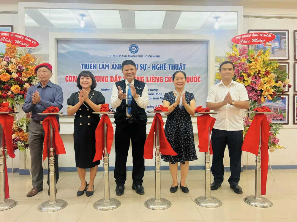 Khai mạc Triển lãm ảnh "Côn Đảo - Vùng đất thiêng liêng của Tổ quốc" Khai mạc Triển lãm ảnh "Côn Đảo - Vùng đất thiêng liêng của Tổ quốc"