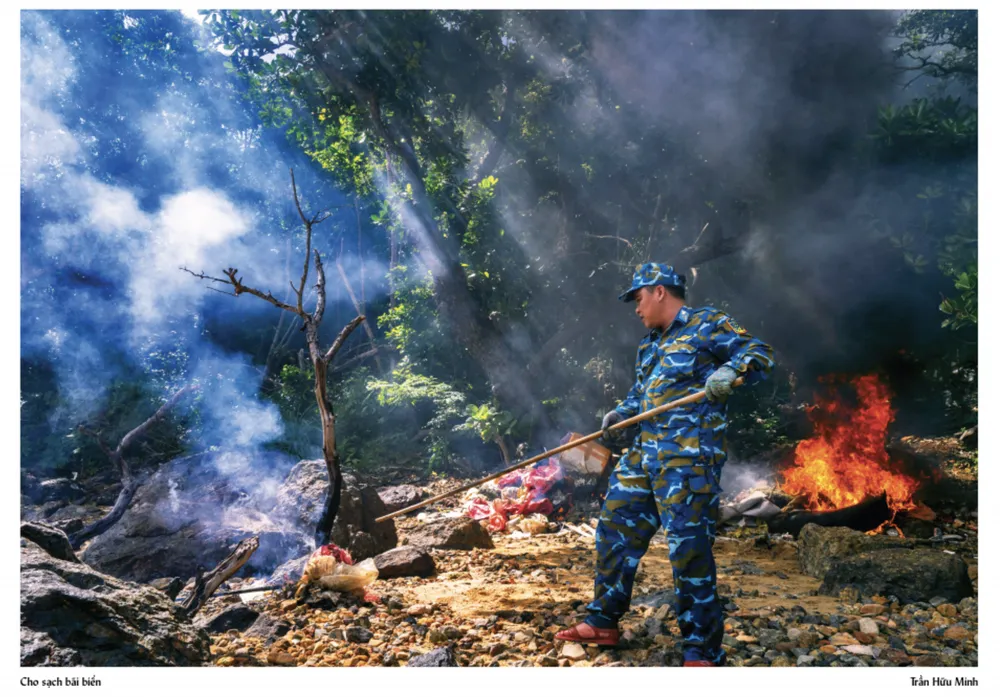 Cho sạch bãi biển. Ảnh: Nhiếp ảnh gia Trần Hữu Minh Cho sạch bãi biển. Ảnh: Nhiếp ảnh gia Trần Hữu Minh
