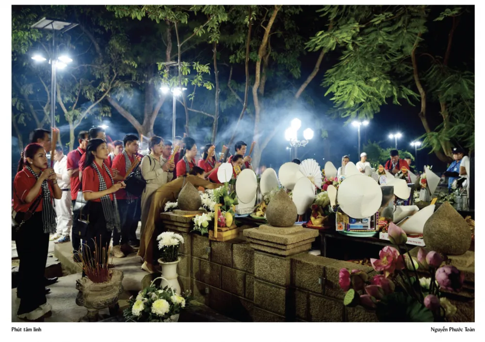 Phút tâm linh. Ảnh: NSNA Nguyễn Phước Toàn Phút tâm linh. Ảnh: NSNA Nguyễn Phước Toàn