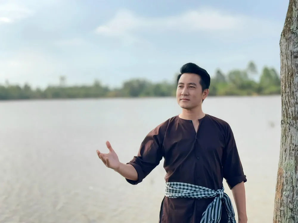 Nguyễn Phi Hùng trong MV "Bài ca đất phương Nam" Nguyễn Phi Hùng trong MV "Bài ca đất phương Nam"