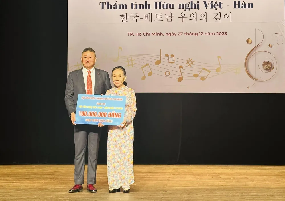 Hội Hàn kiều TPHCM trao 100 triệu đồng cho Hội Hữu nghị Việt Nam - Hàn Quốc TPHCM 412921124-7176161235755236-2450173490238328229-n-913.jpg