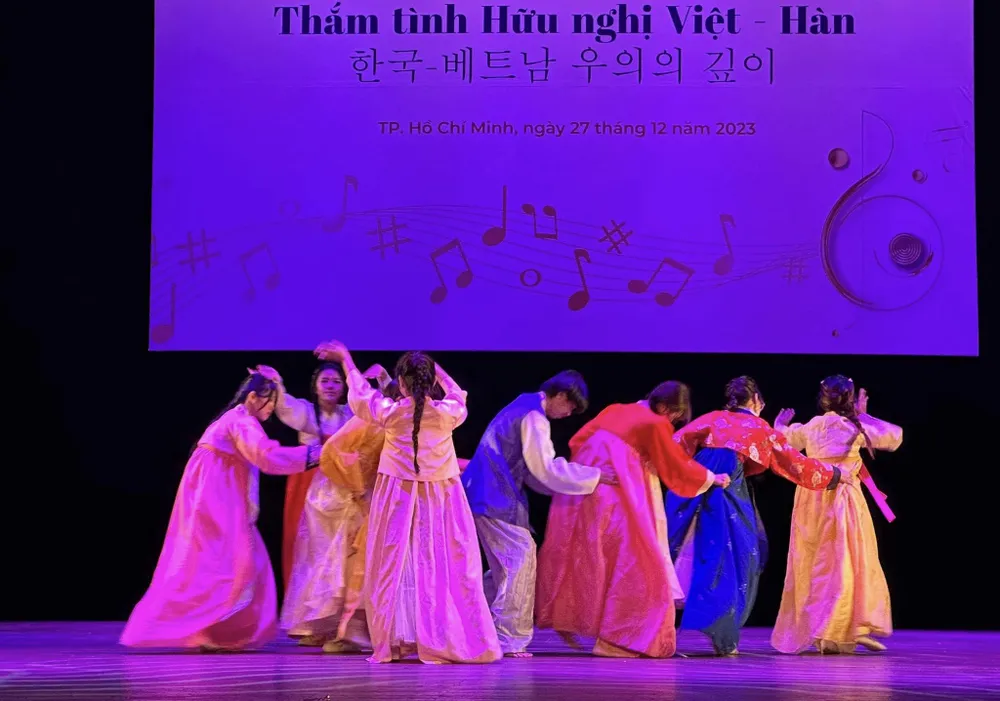 Ganggangsullae là một loại hình múa truyền thống của Hàn Quốc 414650698-7176160535755306-3683408328558733187-n-6734.jpg