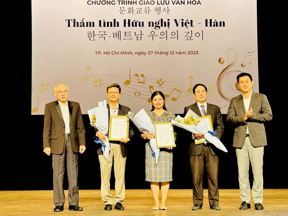 Trưởng Ban Tuyên giáo Thành ủy, Chủ tịch Hội hữu nghị Việt Nam – Hàn Quốc TPHCM Phan Nguyễn Như Khuê trao quyết định thành lập chi hội cho đại diện trường đại học, cao đẳng hinh-1-dong-chi-phan-nguyen-nhu-khue-trao-quyet-dinh-thanh-lap-chi-hoi-huu-nghi-viet-nam-han-quoc-tphcm-cho-dai-dien-cac-truong-dai-hoc-cao-dang-632.jpg