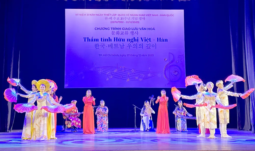 hinh-2-tiet-muc-bieu-dien-don-ca-tai-tu-cua-cac-nghe-si-chi-hoi-am-nhac-truyen-trong-hoi-di-san-van-hoa-tphcm-va-vu-doan-an-viet-2001.jpg