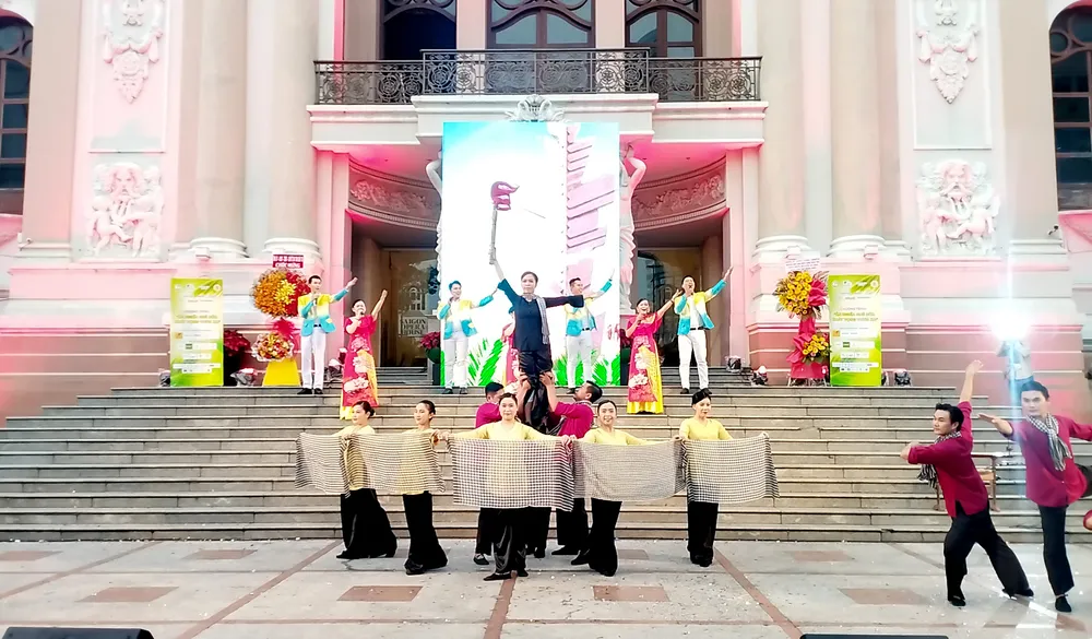 Chương trình văn nghệ “Bến Tre - Hiếu khách nghĩa tình” diễn ra trong ngày đầu tiên z5046426655866-c24db997ecca2afc1680f09c069d4881-240.jpg