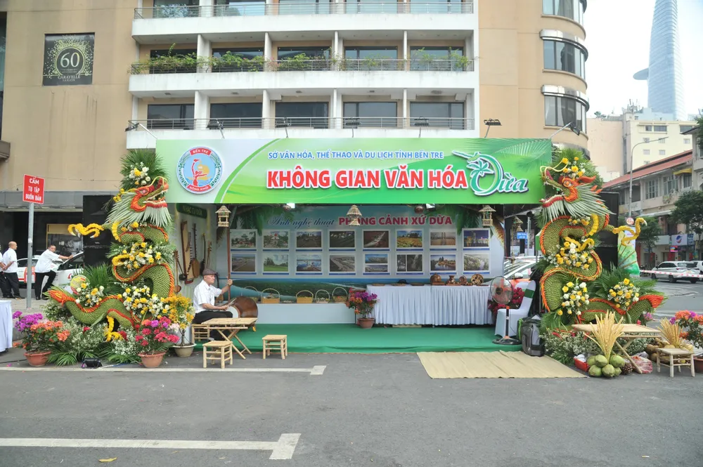 Điểm nhấn của "Không gian Văn hóa Dừa" là hình ảnh cổng hoa mang hình dáng 2 con rồng uốn lượn được tạo hình từ những cây trái, hoa quả hết sức gần gũi, hàm chứa ý nghĩa chào đón năm mới Giáp Thìn 2024 z5046531172417-73b27f55959552795912f8f15e9bf531-404.jpg