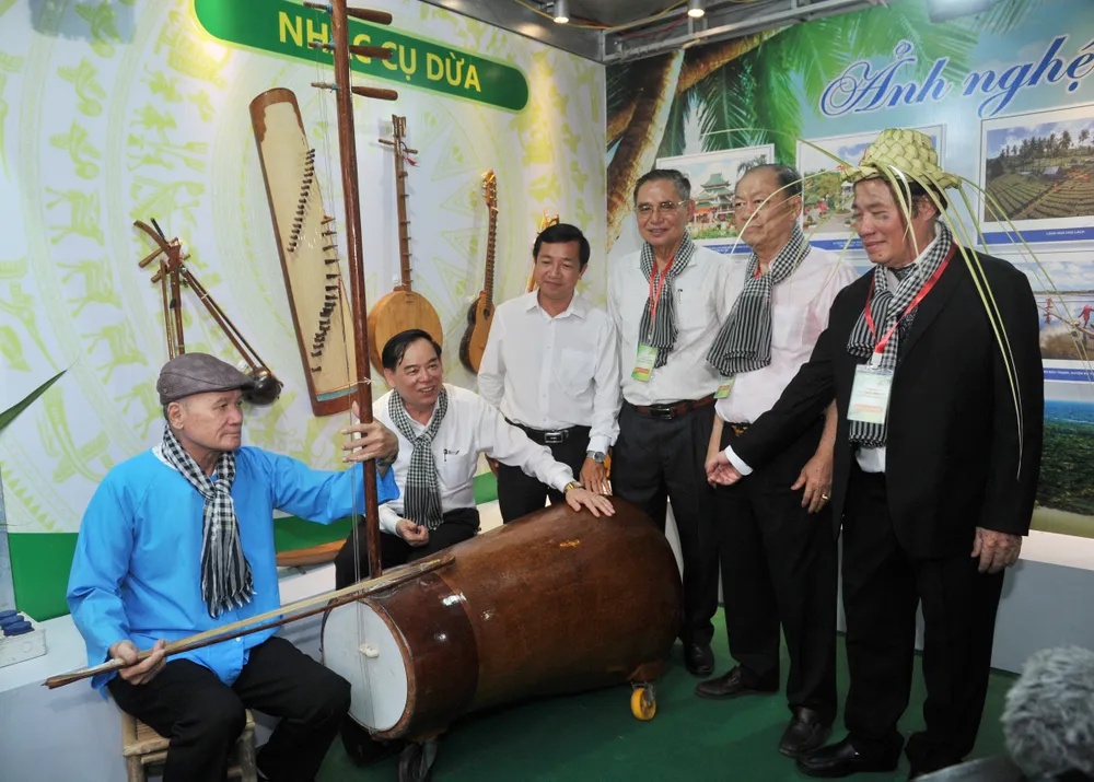 Nhạc cụ được làm từ chất liệu dừa z5046531256104-2b862489821c0262779c079ac27c4068-3163.jpg