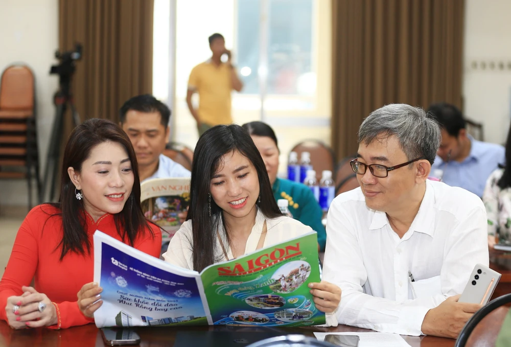 Bìa báo Giai phẩm Xuân Giáp Thìn Báo Sài Gòn Giải Phóng được đánh giá cao về ý tưởng. Ảnh: DŨNG PHƯƠNG z5137558286607-ee983f2f03ff62101d159a4161f44763-831.jpg