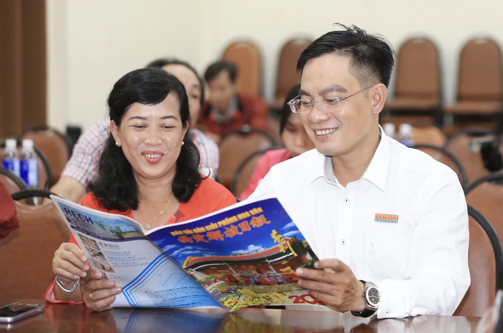 Bìa báo Giai phẩm Xuân Giáp Thìn Báo Sài Gòn Giải Phóng Hoa Văn chủ đề “Tân xuân tiếp phúc” mang ý nghĩa đón nhận những phúc lành năm mới z5137558373773-2428052269f468817637b928c239c129-9063.jpg