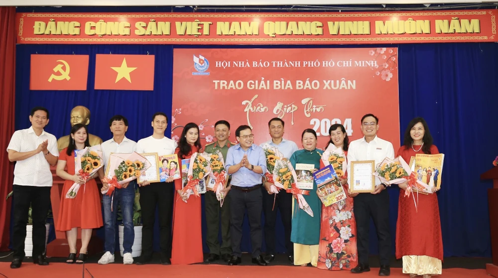 Trao giải Khuyến khích cho Báo Sài Gòn Giải Phóng Hoa Văn, Tạp chí Doanh nhân Sài Gòn, Tạp chí Văn nghệ TPHCM, Khăn Quàng đỏ (Ấn phẩm Báo Tuổi Trẻ), Đặc san Hội Nhà báo TPHCM, Ban Chuyên đề Công An TPHCM. Ảnh: DŨNG PHƯƠNG z5137558422472-556d6e152ed1ebe942a2688695bb4f90-4233.jpg