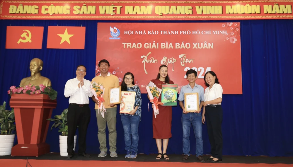 Trao giải Nhì cho Báo Tuổi Trẻ, Báo Người Lao động. Ảnh: DŨNG PHƯƠNG z5137558505250-634a553e4a1cb90ecbc18b9460d31bef-4734.jpg