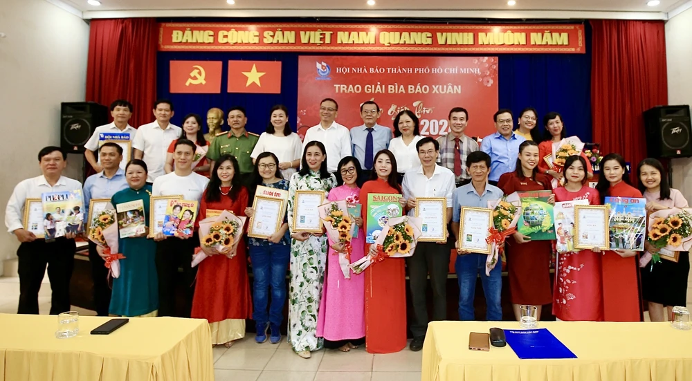 12 đơn vị báo chí nhận giải. Ảnh: DŨNG PHƯƠNG z5137558599542-ed3dc9033389b169ee64793442db3bee-6191.jpg