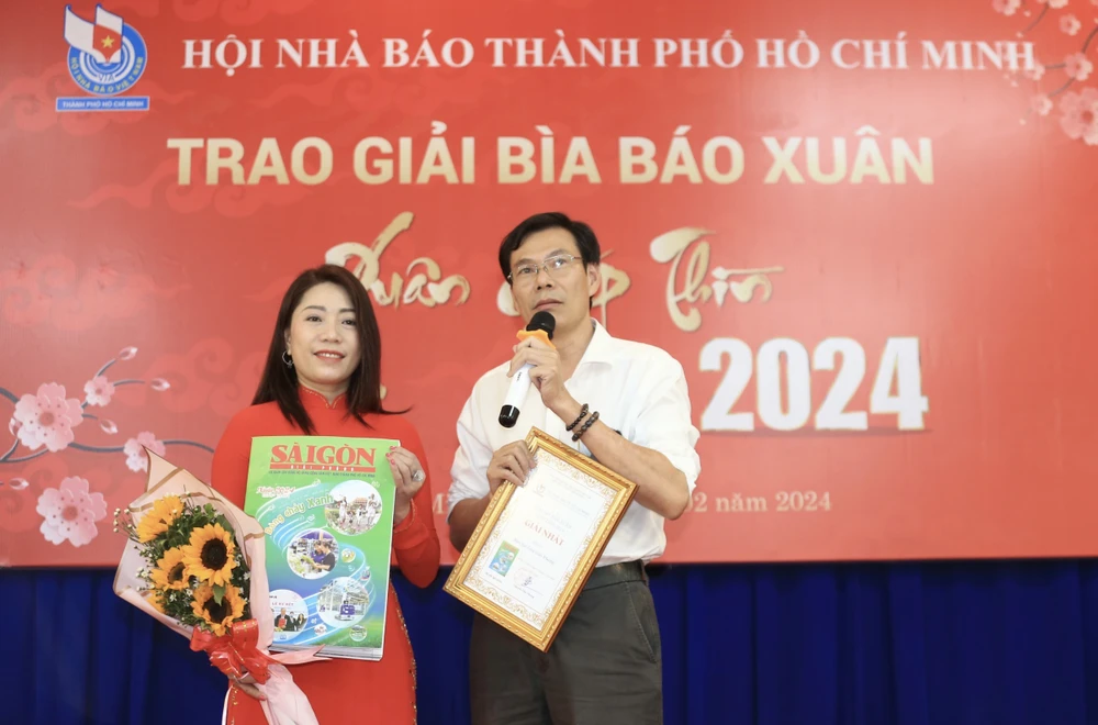 Phó Tổng Biên tập Báo Sài Gòn Giải Phóng Phạm Trường phát biểu tại lễ trao giải. Ảnh: DŨNG PHƯƠNG z5137559696372-656797082a6a9a97b16c38105c05ba82-6938.jpg