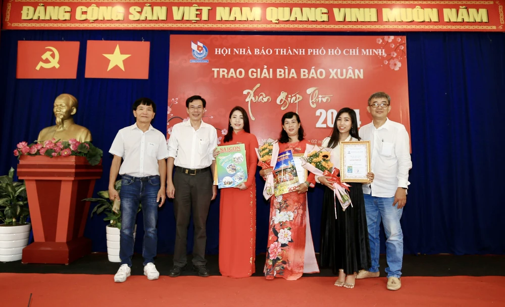 Báo Sài Gòn Giải Phóng đoạt giải Nhất và giải Khuyến khích. Ảnh: DŨNG PHƯƠNG z5137559814739-59df86242b0439b0ea4a956c1c038bf9-7120.jpg