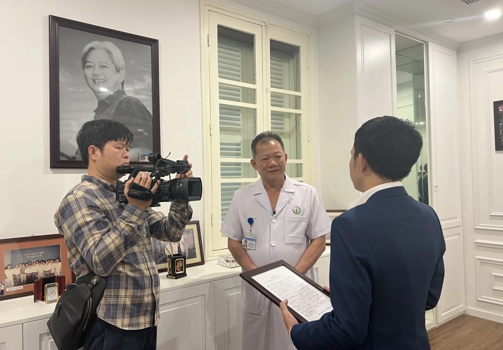 Nhạc sĩ Nguyễn Bá Hùng thăm Phòng truyền thống Bệnh viện Hữu nghị Việt - Đức anh-chup-man-hinh-2024-02-27-luc-180334-74.png