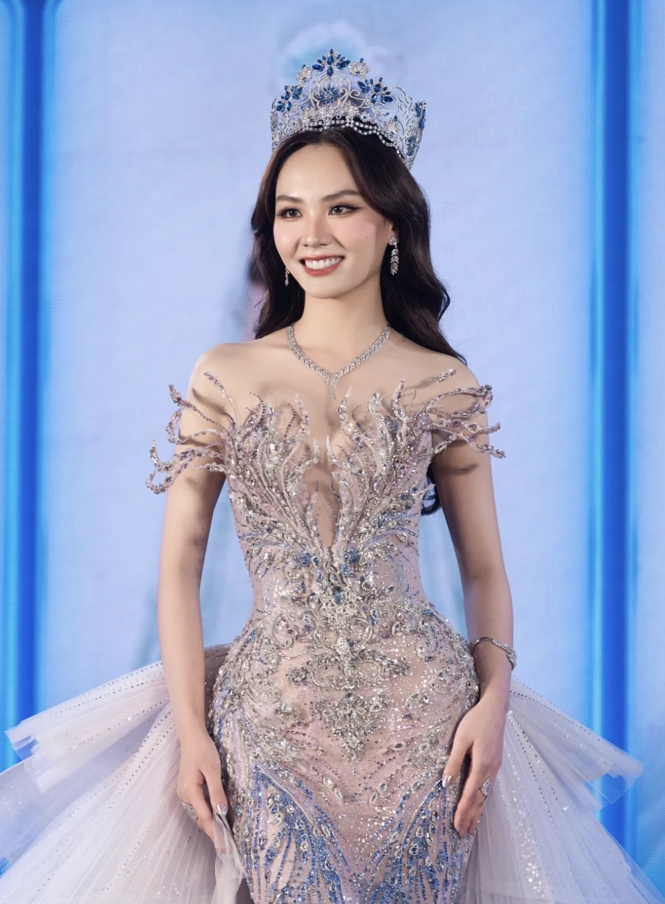 Trang phục chung kết của Mai Phương đến từ NTK Phạm Đăng Anh Thư anh-chup-man-hinh-2024-03-10-luc-011021-6436.png