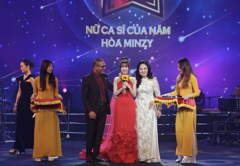 Hòa Minzy nhận danh hiệu Nữ ca sĩ của năm - Giải thưởng Cống hiến 2024 Ảnh chụp Màn hình 2024-03-28 lúc 02.21.30.png