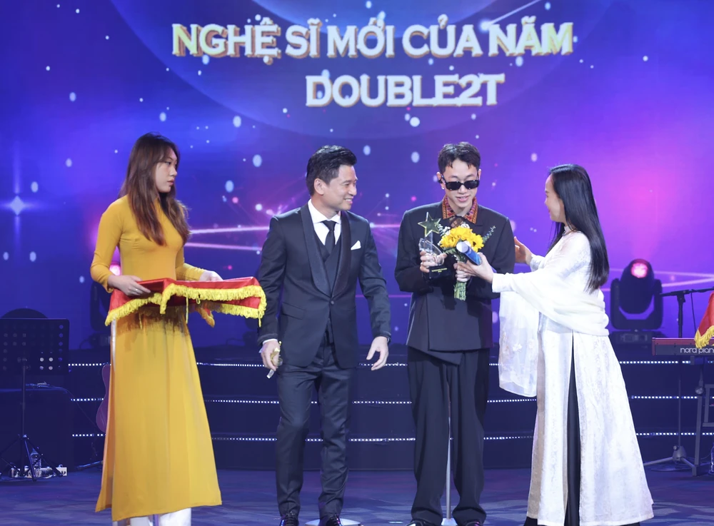Double2T giành cú đúp chiến thắng 2 hạng mục Nghệ sĩ mới của năm, Ca khúc của năm Ảnh chụp Màn hình 2024-03-28 lúc 02.23.30.png