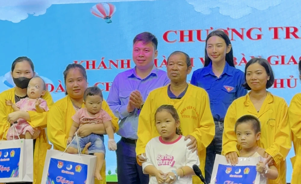 Trao quà cho bệnh nhi Ảnh chụp Màn hình 2024-04-01 lúc 15.54.20.png