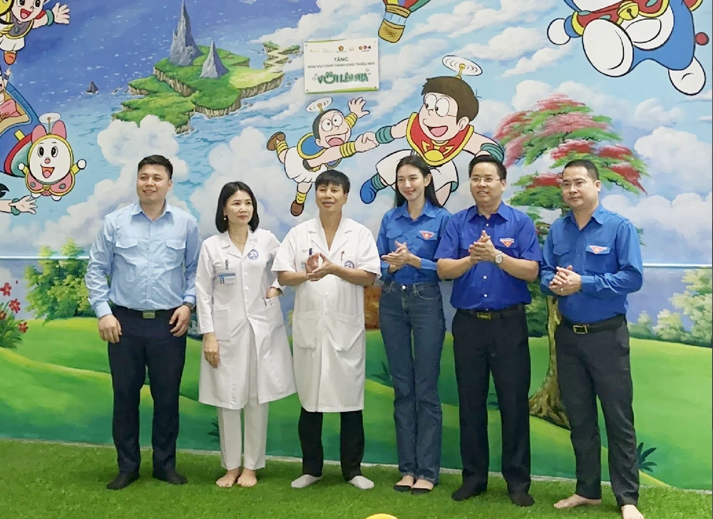 Hoa hậu Thùy Tiên bàn giao các sân chơi cho bệnh nhi tại một số bệnh viện Ảnh chụp Màn hình 2024-04-01 lúc 15.55.01.png