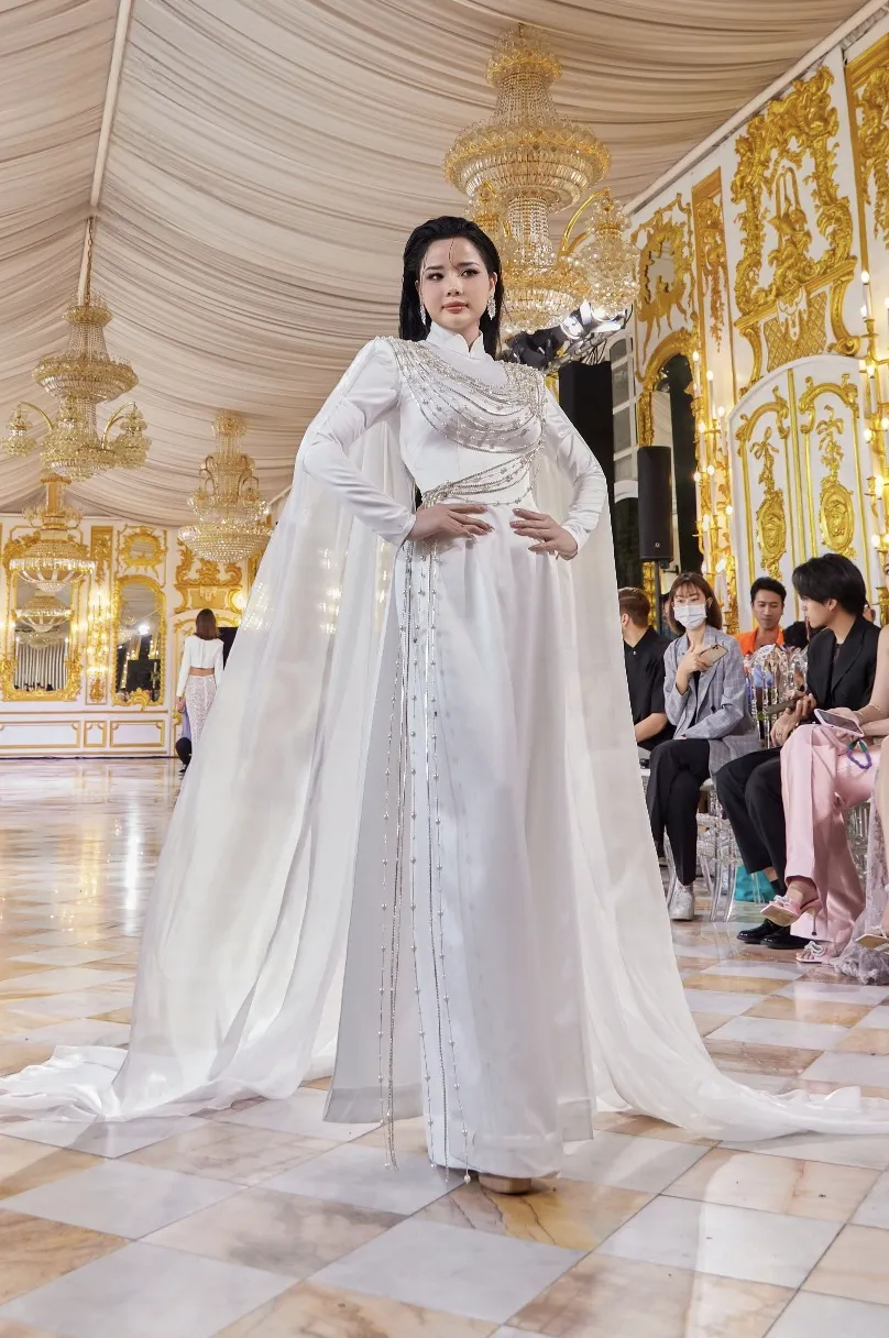 Màu trắng tinh khôi là tông màu chủ đạo của bộ sưu tập, tượng trưng cho sự tinh khiết và tao nhã Ảnh chụp Màn hình 2024-07-01 lúc 20.09.09.png