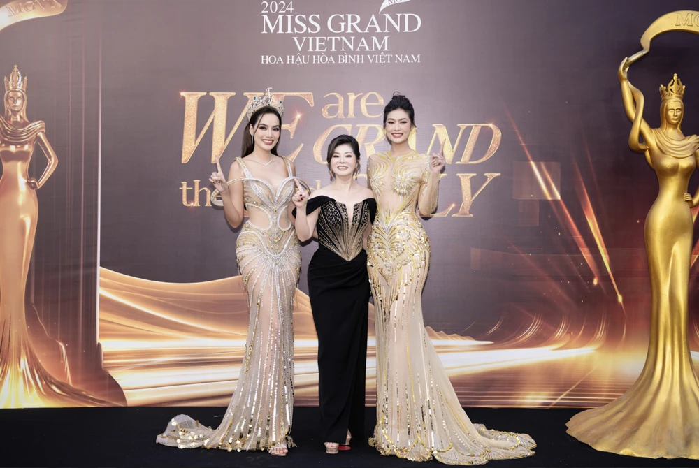 Hoa hậu Lê Hoàng Phương, Hoa hậu Đoàn Thiên Ân xuất hiện cùng Phó Chủ tịch Miss Grand International Teresa Chaivisut (giữa)